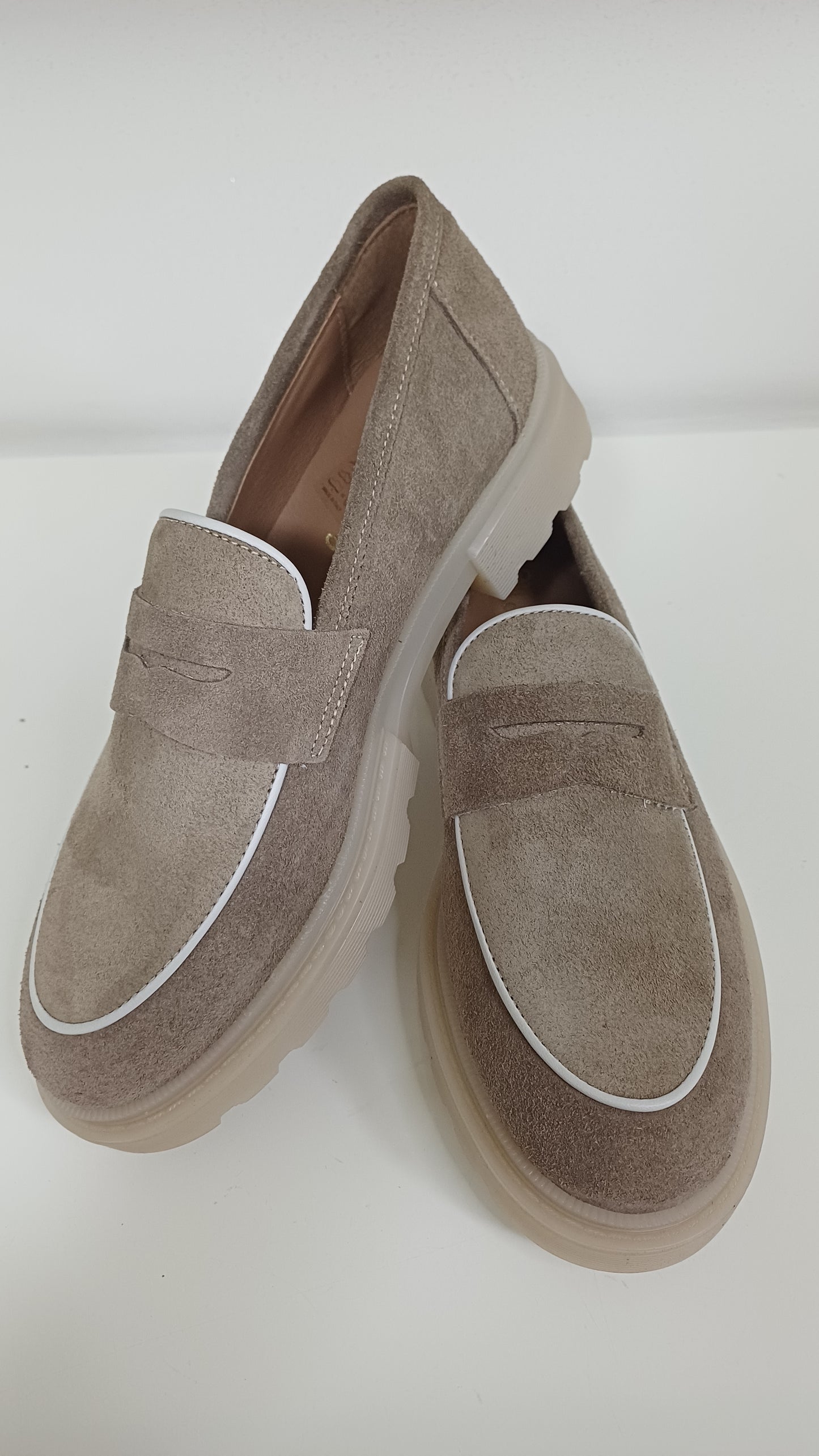 Mocassino Donna in Pelle Scamosciata Beige con Finiture Bianche
