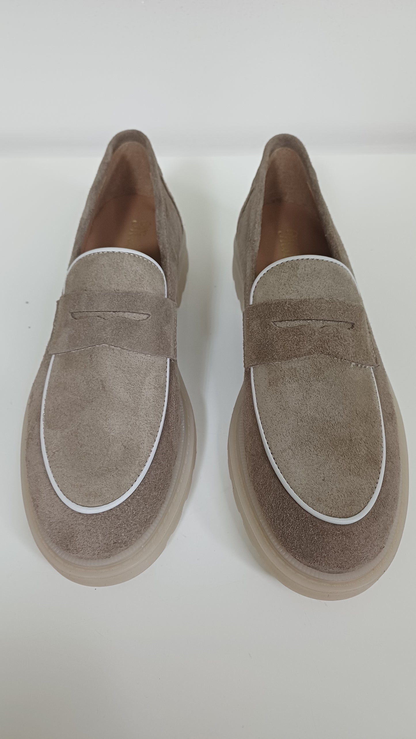 Mocassino Donna in Pelle Scamosciata Beige con Finiture Bianche
