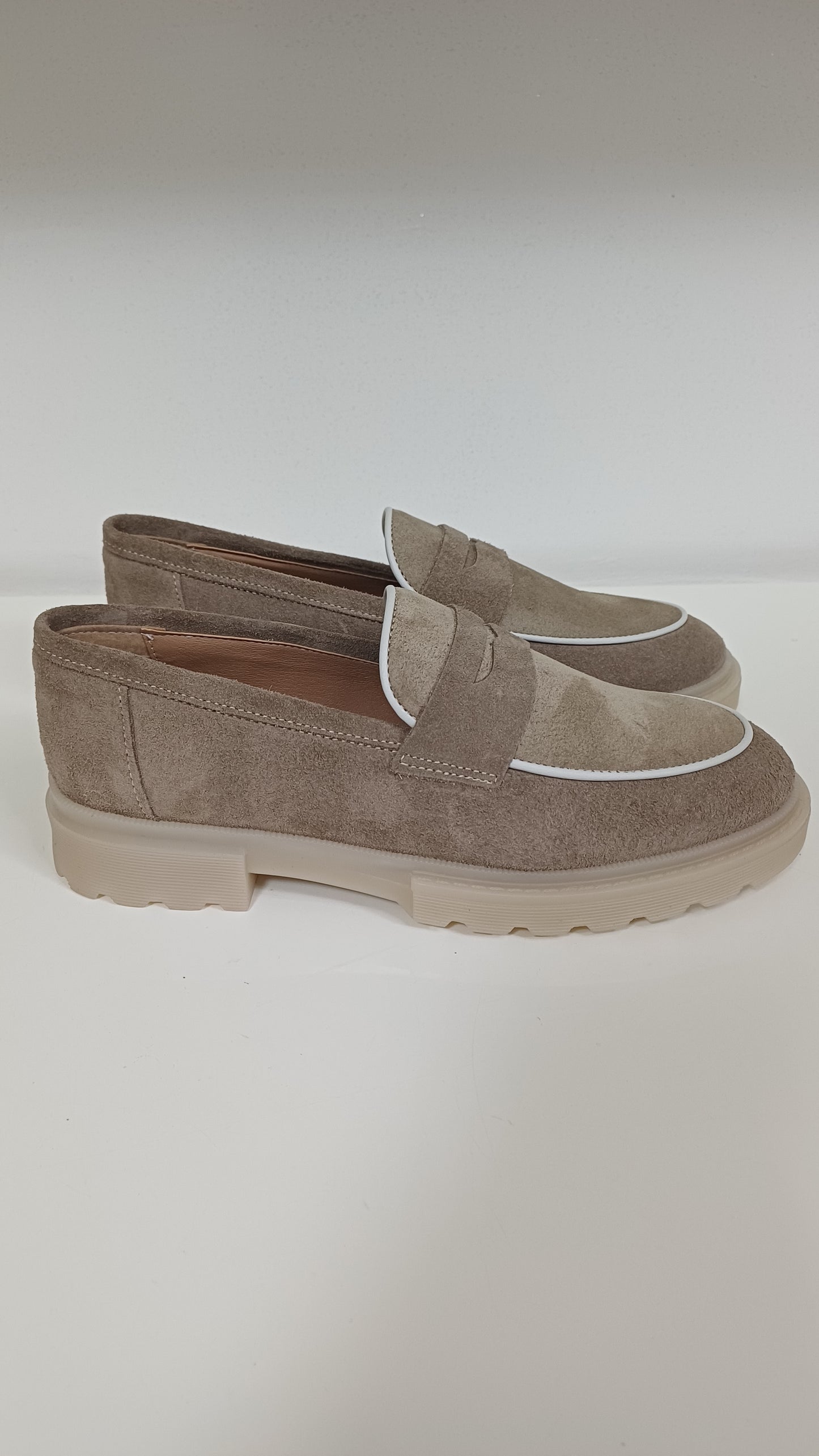 Mocassino Donna in Pelle Scamosciata Beige con Finiture Bianche