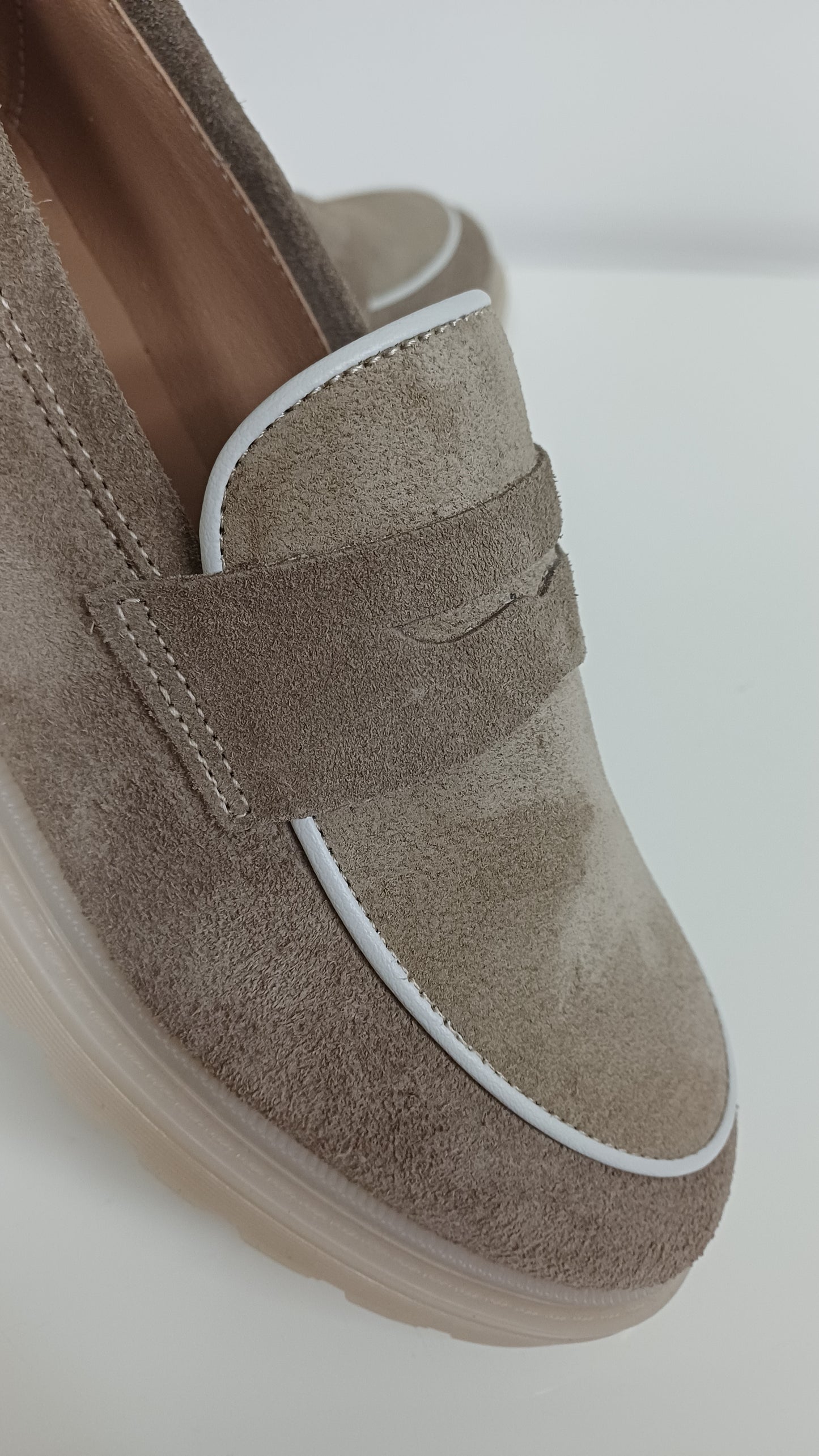 Mocassino Donna in Pelle Scamosciata Beige con Finiture Bianche