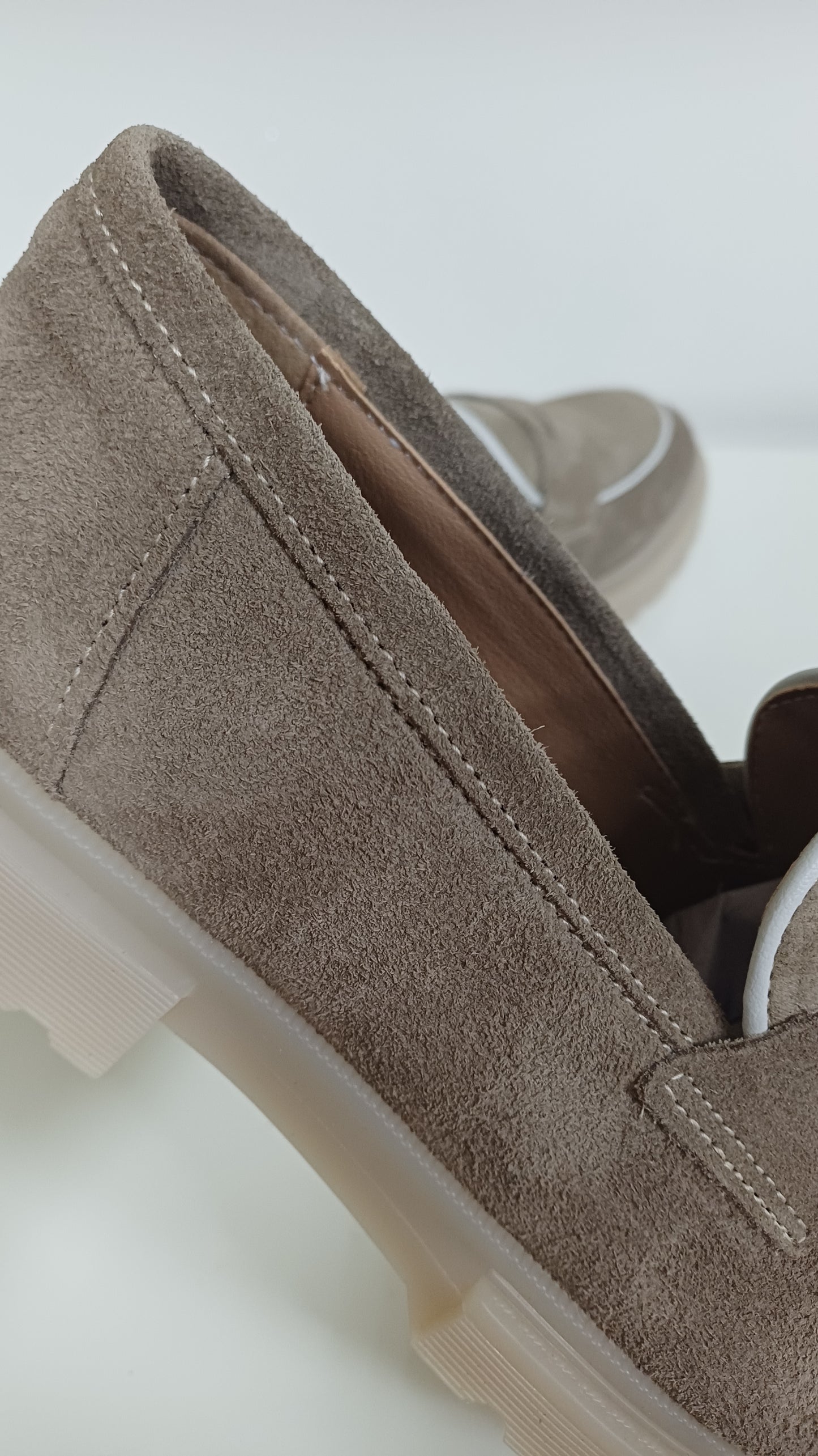 Mocassino Donna in Pelle Scamosciata Beige con Finiture Bianche