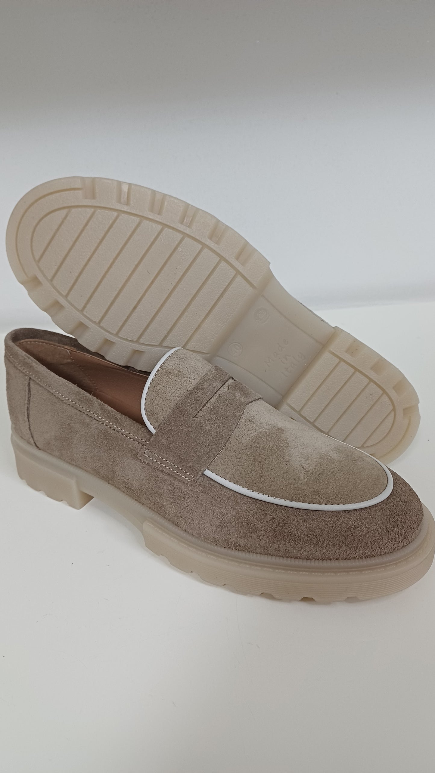 Mocassino Donna in Pelle Scamosciata Beige con Finiture Bianche